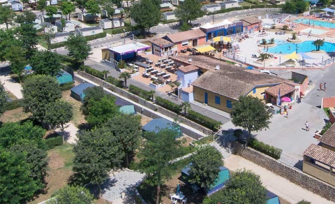 Camping - Vallon-Pont-d'Arc - Ródano-Alpes - La Plage Fleurie Camping - Vallon-Pont-d'Arc - Ródano-Alpes - La Plage Fleurie