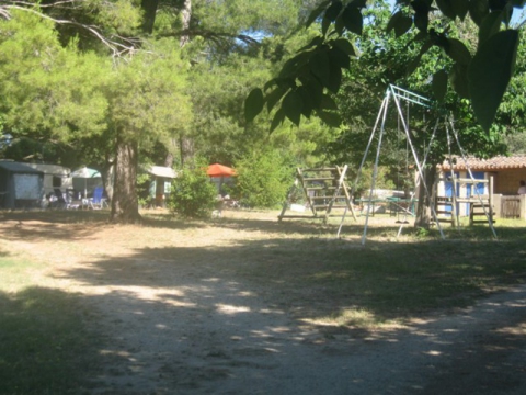 Camping Les Chênes Verts - Cabrières-d'Aigues